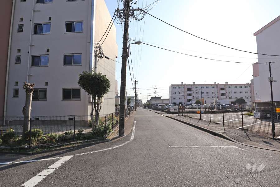 敷地西側の前面道路