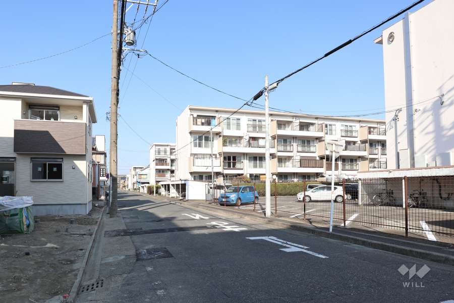 敷地西側の前面道路