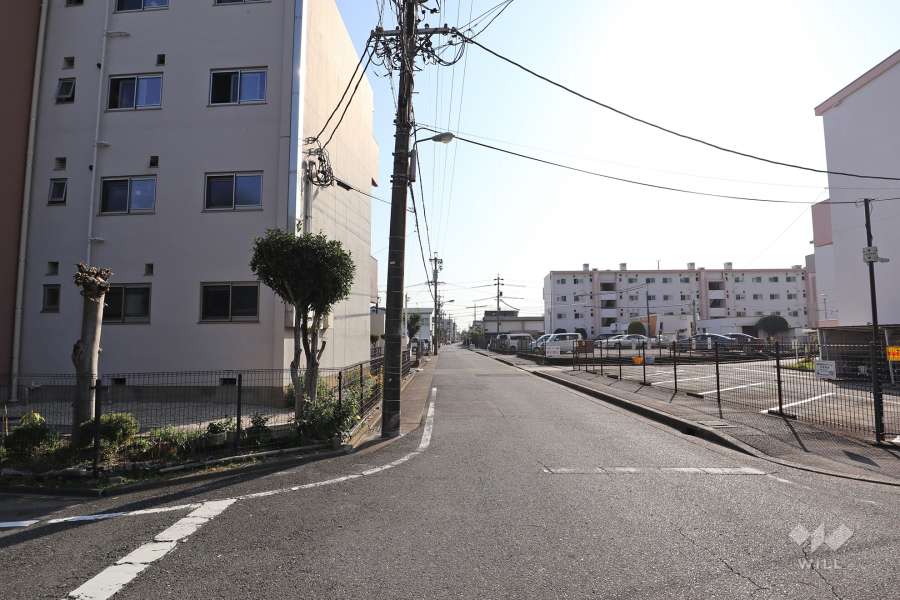 敷地西側の前面道路