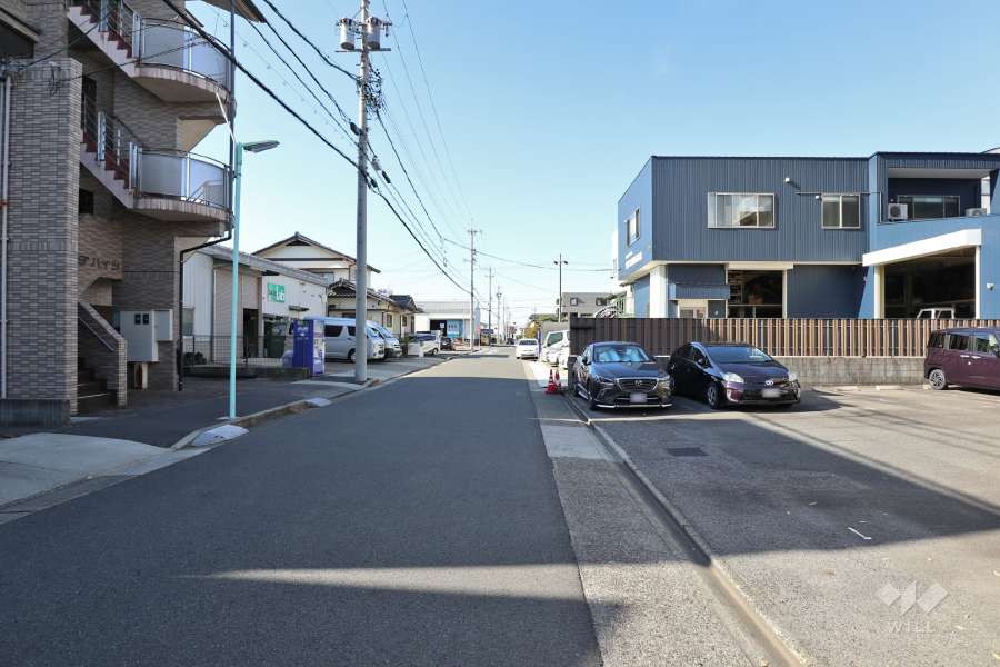 敷地南側の前面道路（東側から）