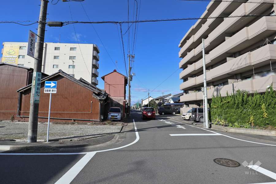 敷地南側の前面道路（東側から）