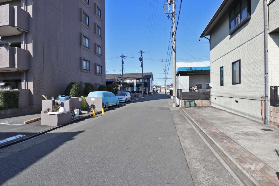 敷地東側の前面道路（南側から）