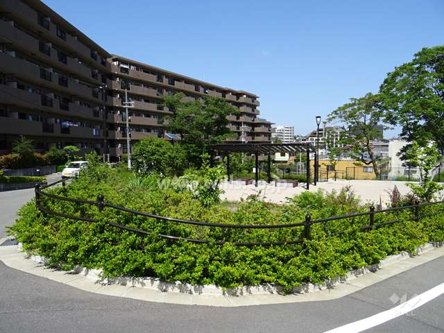 敷地南側には千里山中央公園があります。