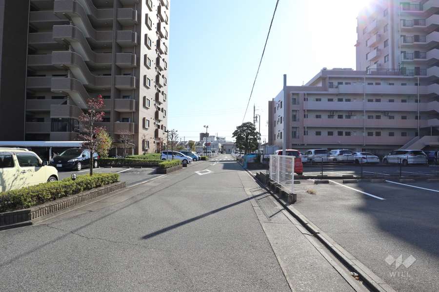 敷地西側の前面道路