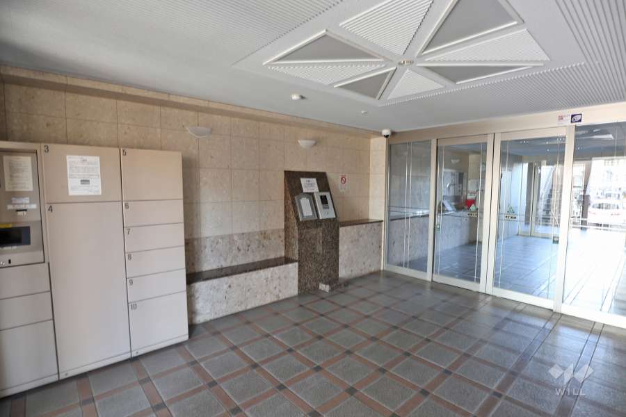 エントランスはオートロック付きです。