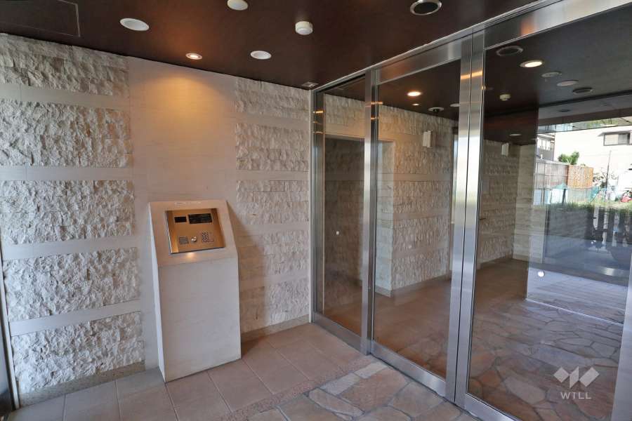 エントランスはオートロック付きです。