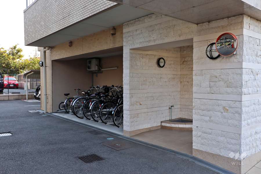 駐輪場と洗い場