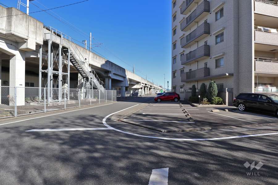 敷地北側の前面道路（西側から）