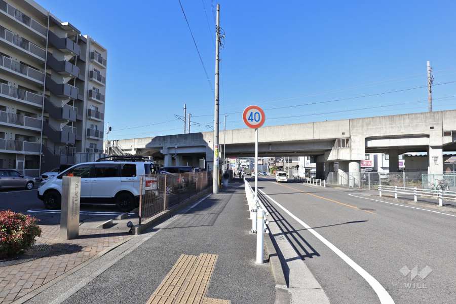敷地北東側の前面道路（南東側から）