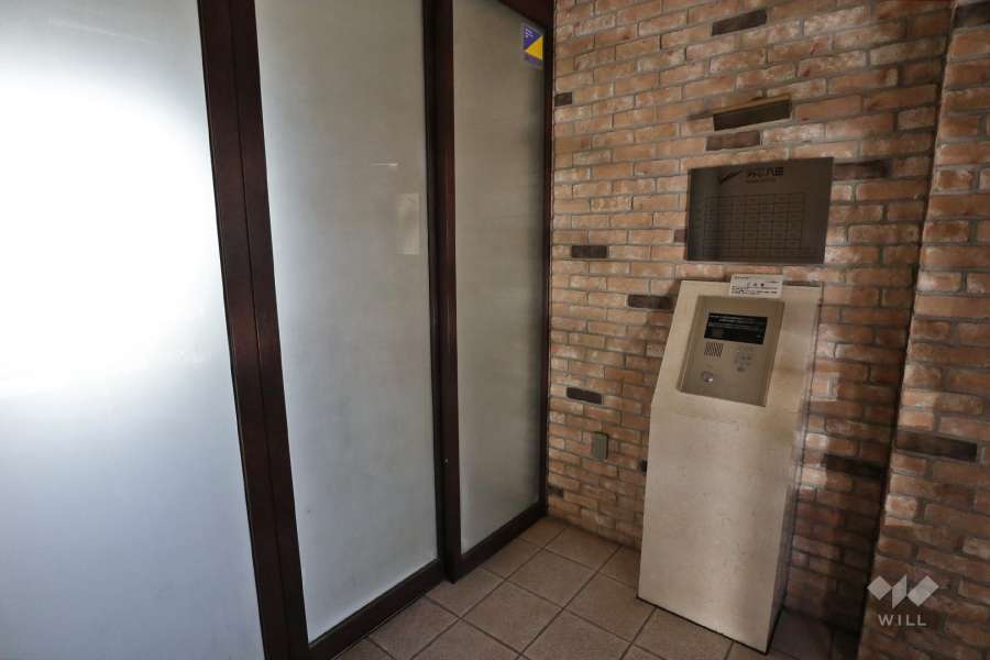 エントランスはオートロック付きです。