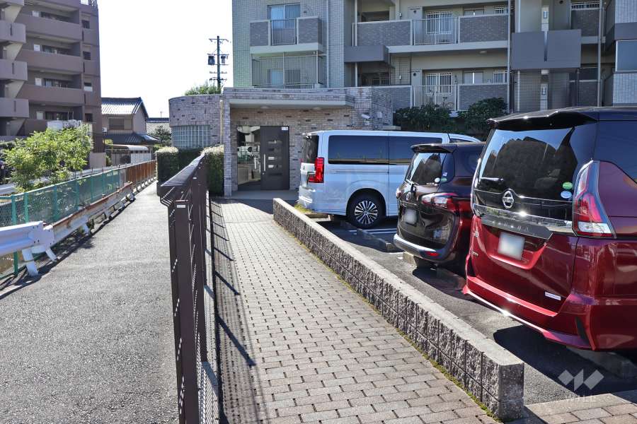 東側エントランスへのアプローチ