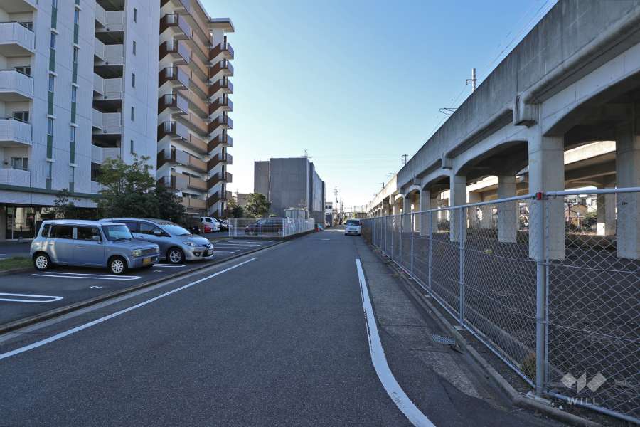 敷地北側の前面道路（東側から）