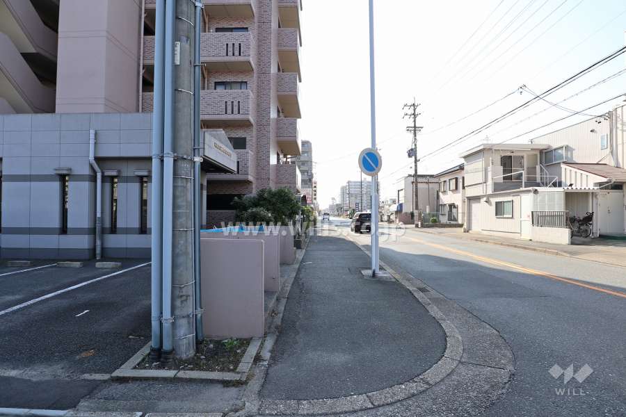 敷地西側の前面道路