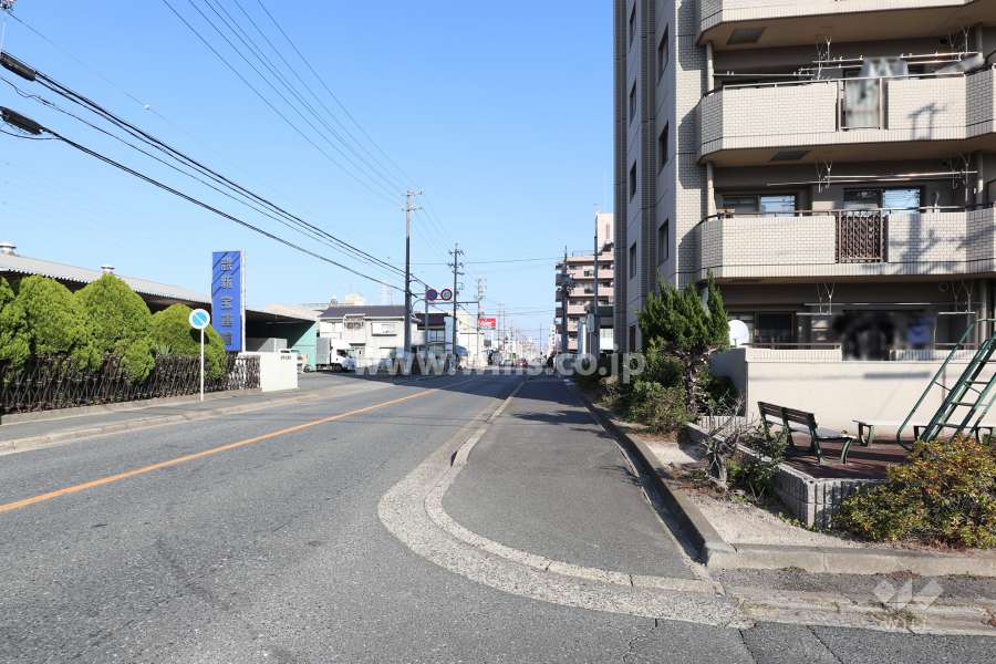 敷地西側の前面道路