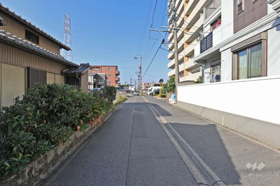 敷地南側の前面道路（東側から）