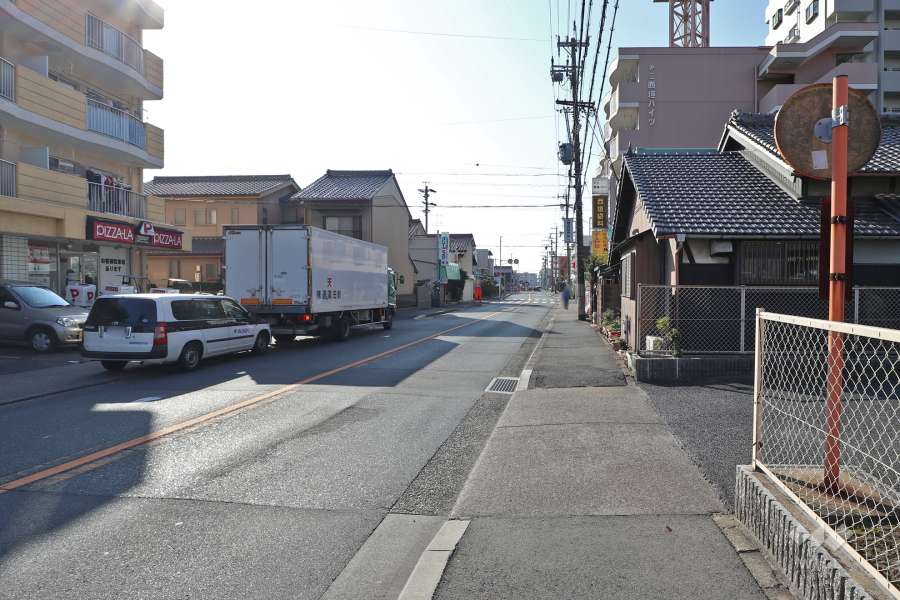 敷地東側の前面道路（北側から）