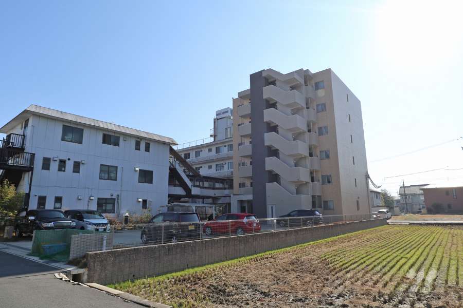 東春田マンションの外観（北西側から）