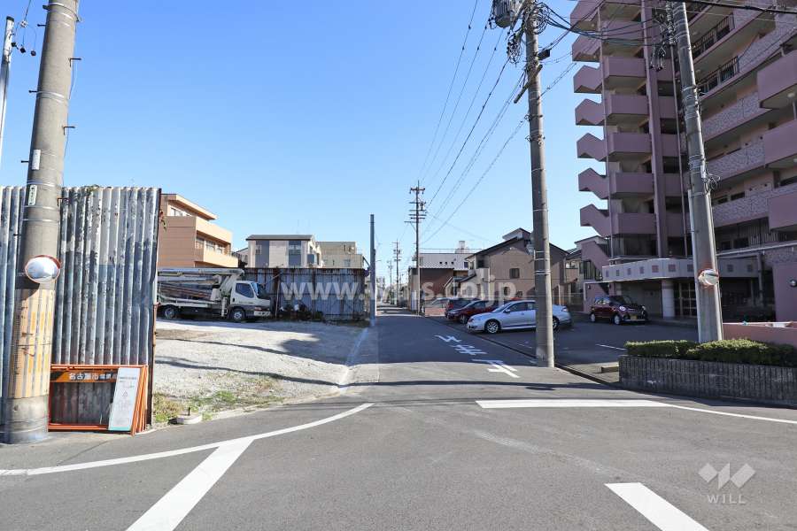 敷地北側の前面道路