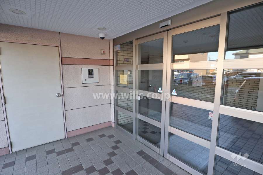 エントランスはオートロック付きです。