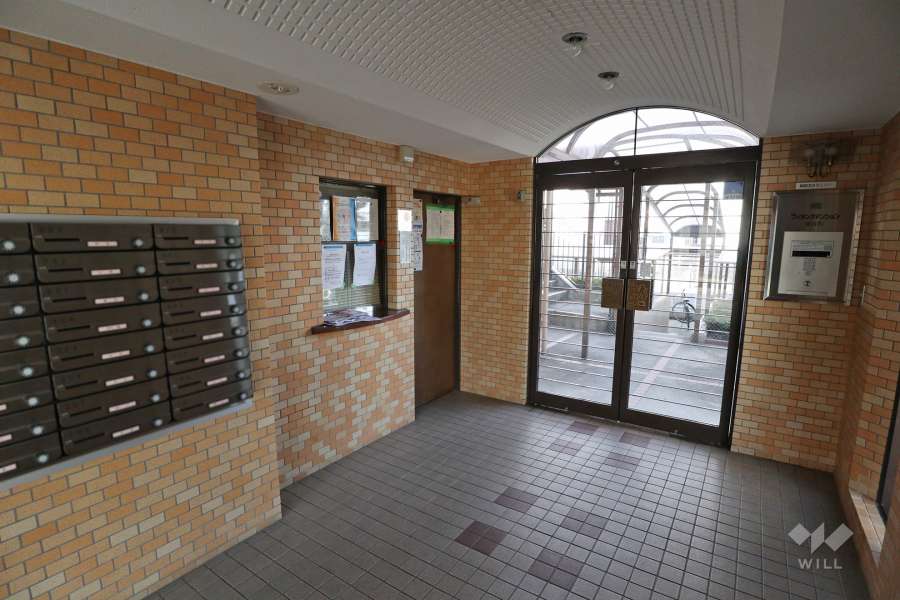 エントランスはオートロック付きです。