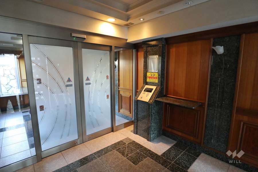 エントランスはオートロック付きです。
