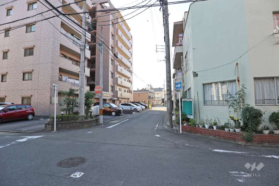 敷地西側の前面道路