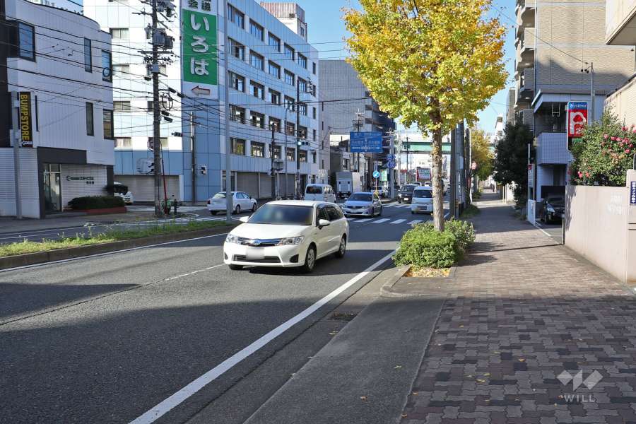 敷地南側は県道29号（八熊通）に面しています。