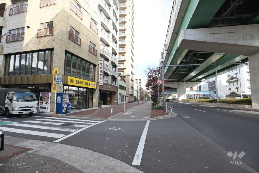 敷地東側は片側三車線の幹線道路が通っています。