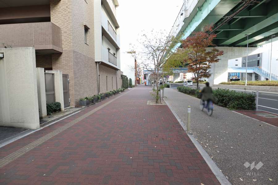 敷地東側には片側三車線の幹線道路が通っています。