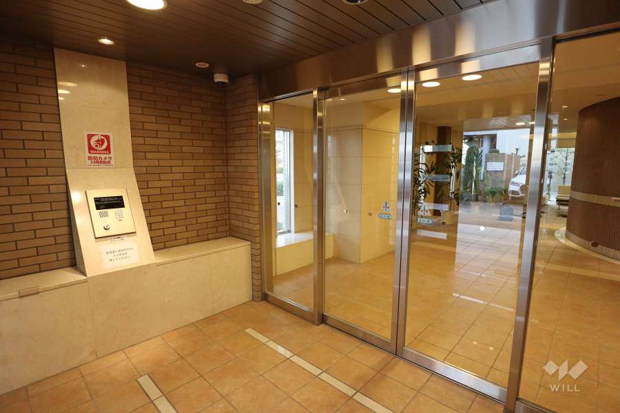 エントランスはオートロック付きです。