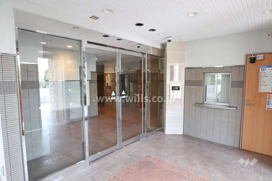 エントランスはオートロック付きです。