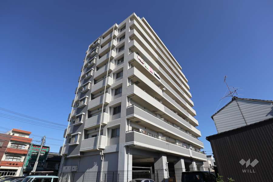 ファミリアーレ八熊通の外観（南西側から）