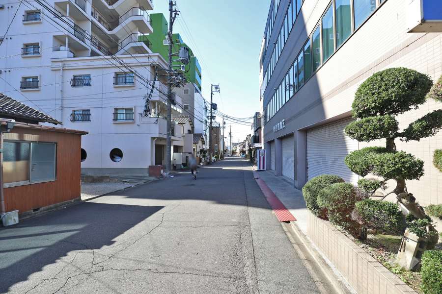 敷地北側の前面道路（東側から）