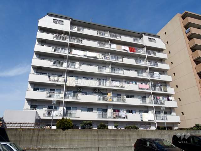 シャルマンコーポ江坂の外観（南側から）