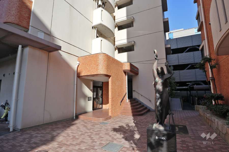 エントランス前にはモニュメントがあります。