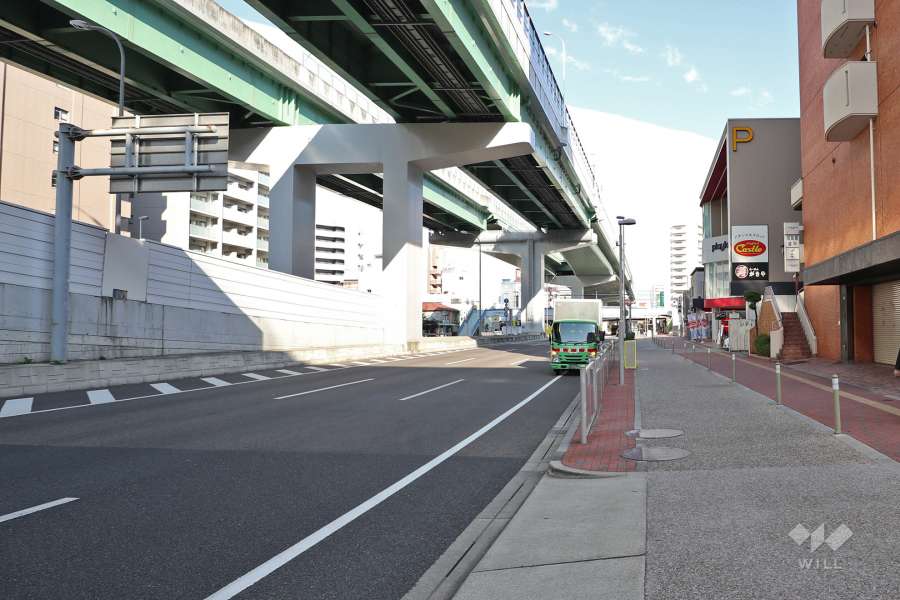 敷地西側は名古屋高速4号線と江川線に面しています。