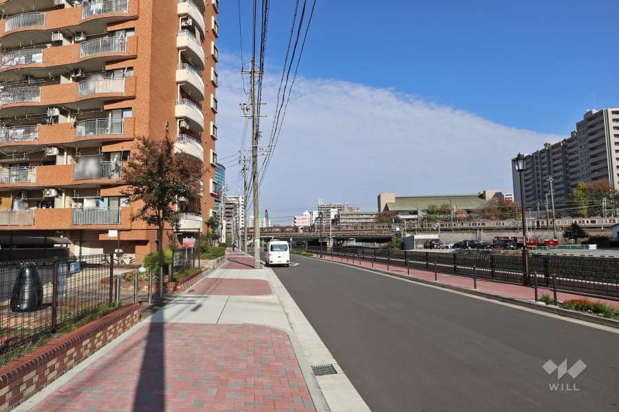 敷地東側の前面道路（堀川に面しています）