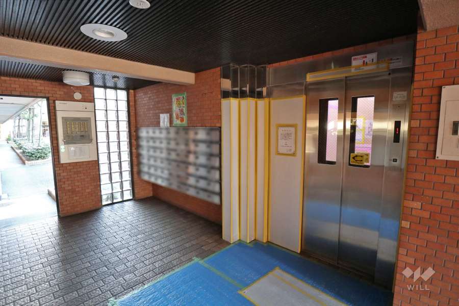共用ポストとエレベーター