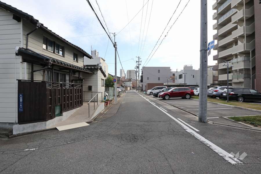 敷地北側の前面道路