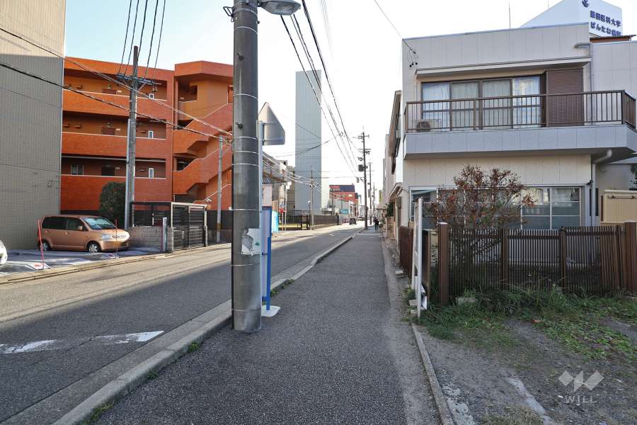 敷地北西側の前面道路（北東側から）