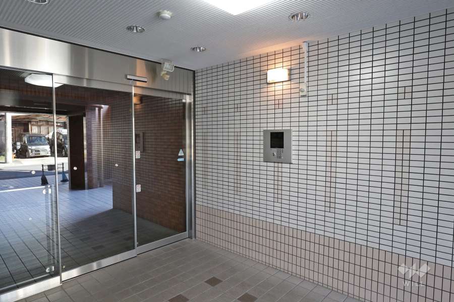 エントランスはオートロック付きです。