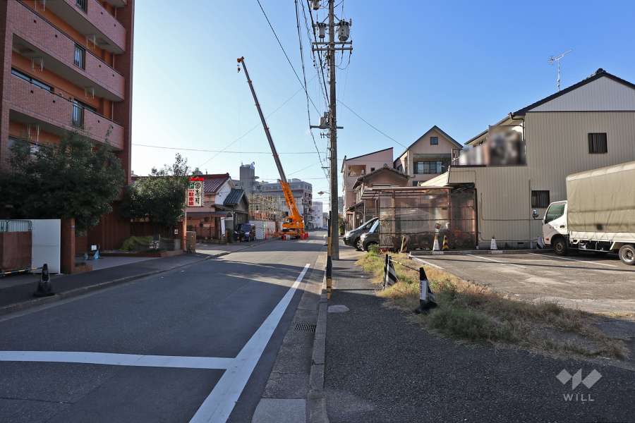 敷地北側の前面道路（東側から）