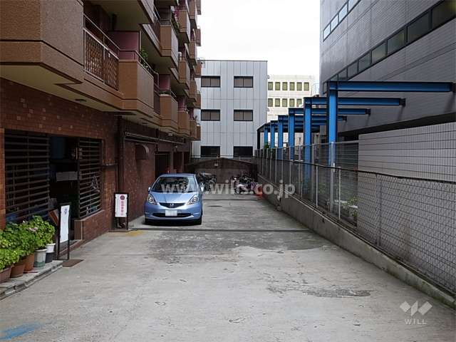 敷地南側にはビルが建っています。