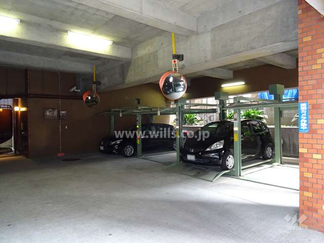 建物1階にある駐車場