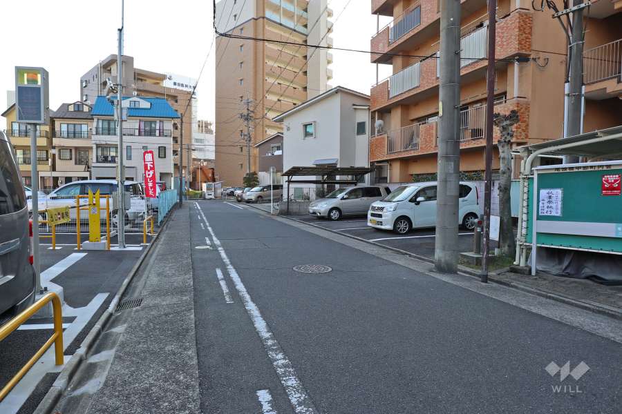 敷地南東側の前面道路（北東側から）