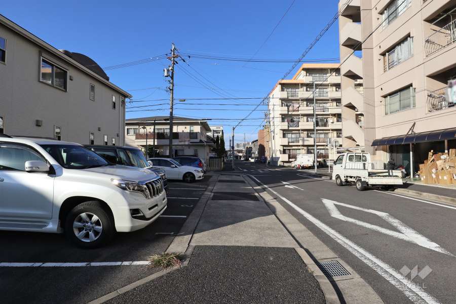 敷地西側の前面道路