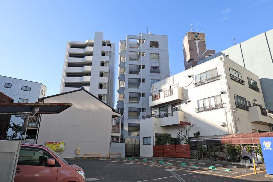 パレス尾頭橋の外観（南東側から）