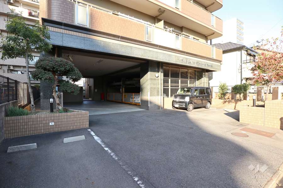 駐車場出入り口・敷地内駐車場（屋外平面式、屋内機械式）