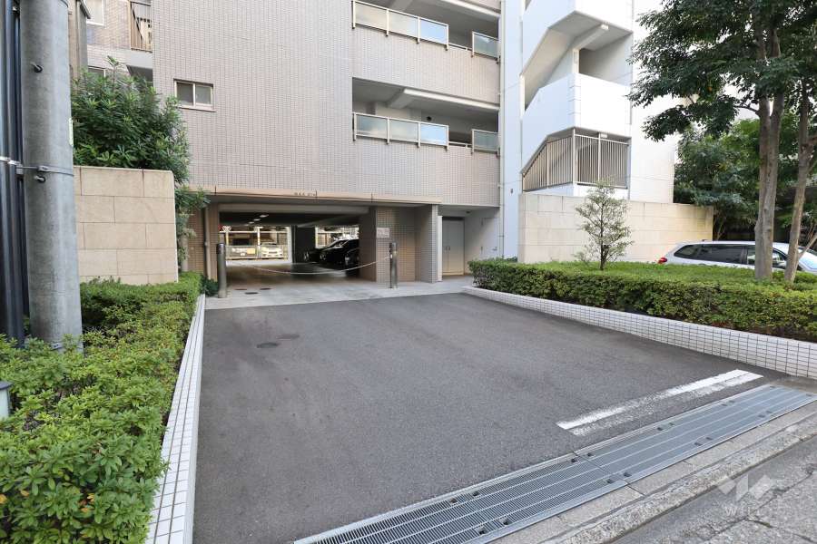 駐車場出入り口（ロボットゲート付き）・敷地内駐車場（屋内平面式、屋外機械式）