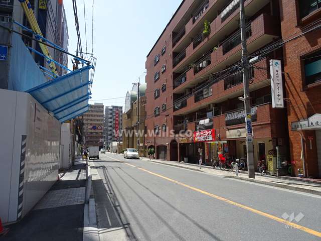 敷地東側の前面道路（北側から）